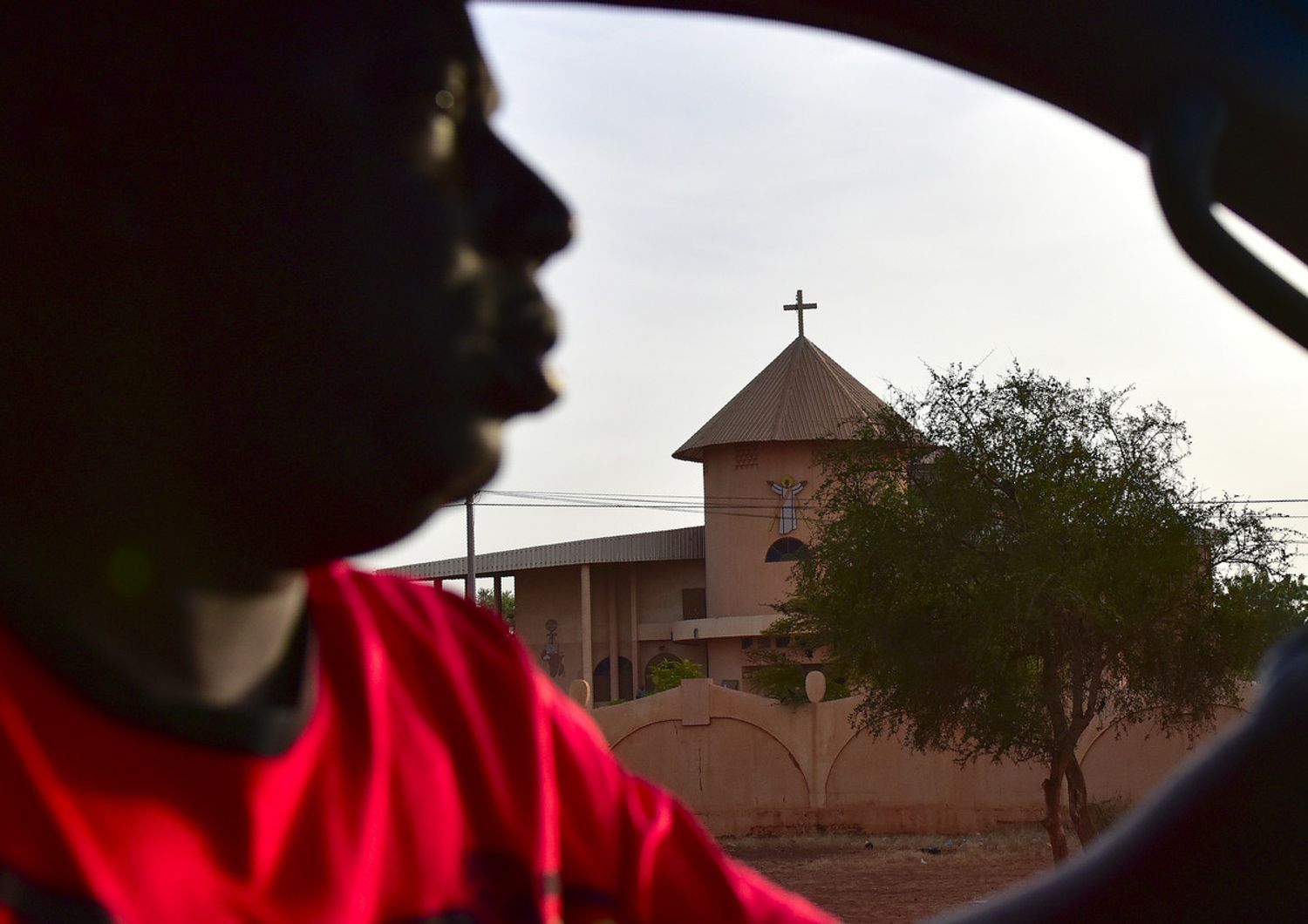 Un uomo guida davanti una chiesa in Burkina Faso, immagine di archivio&nbsp;