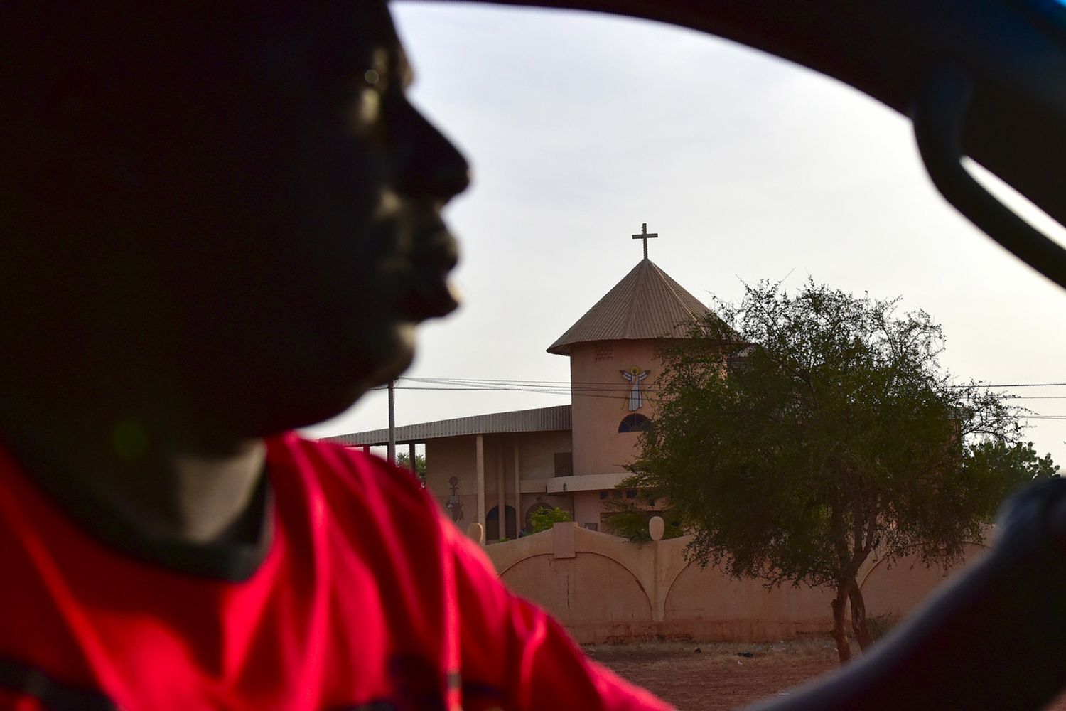 Un uomo guida davanti una chiesa in Burkina Faso, immagine di archivio&nbsp;