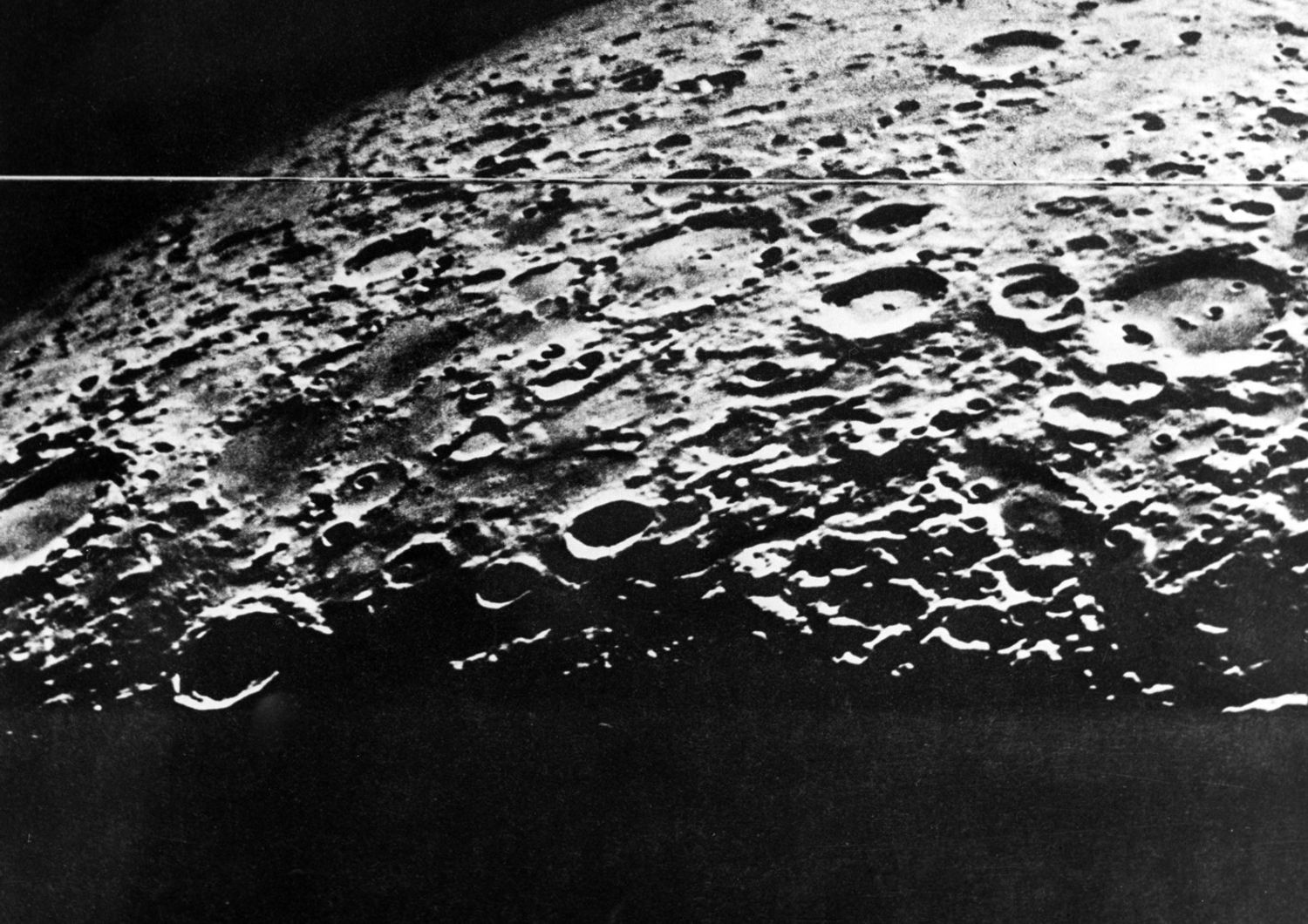 Un immagine della Luna scattata dall'Apollo 8 (1969)