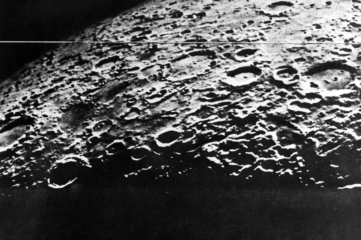 Un immagine della Luna scattata dall'Apollo 8 (1969)