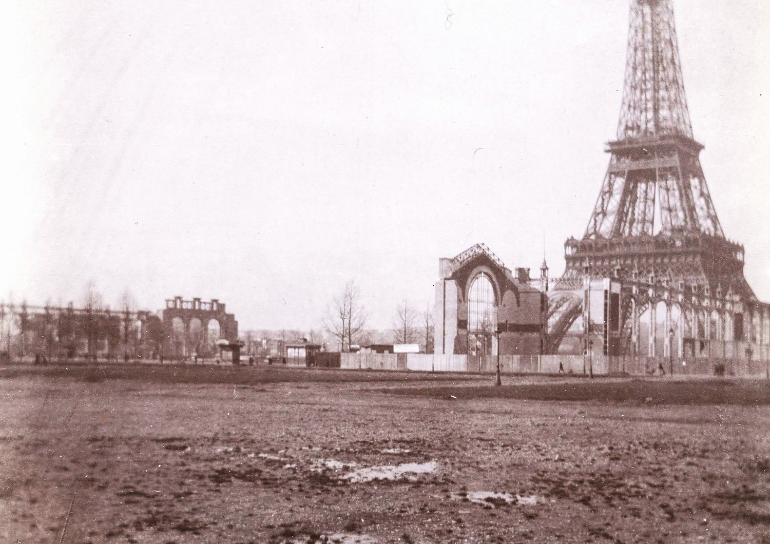Il cantiere di costruzione della Torre Eiffel nel 1890