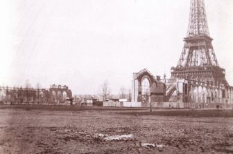 Il cantiere di costruzione della Torre Eiffel nel 1890