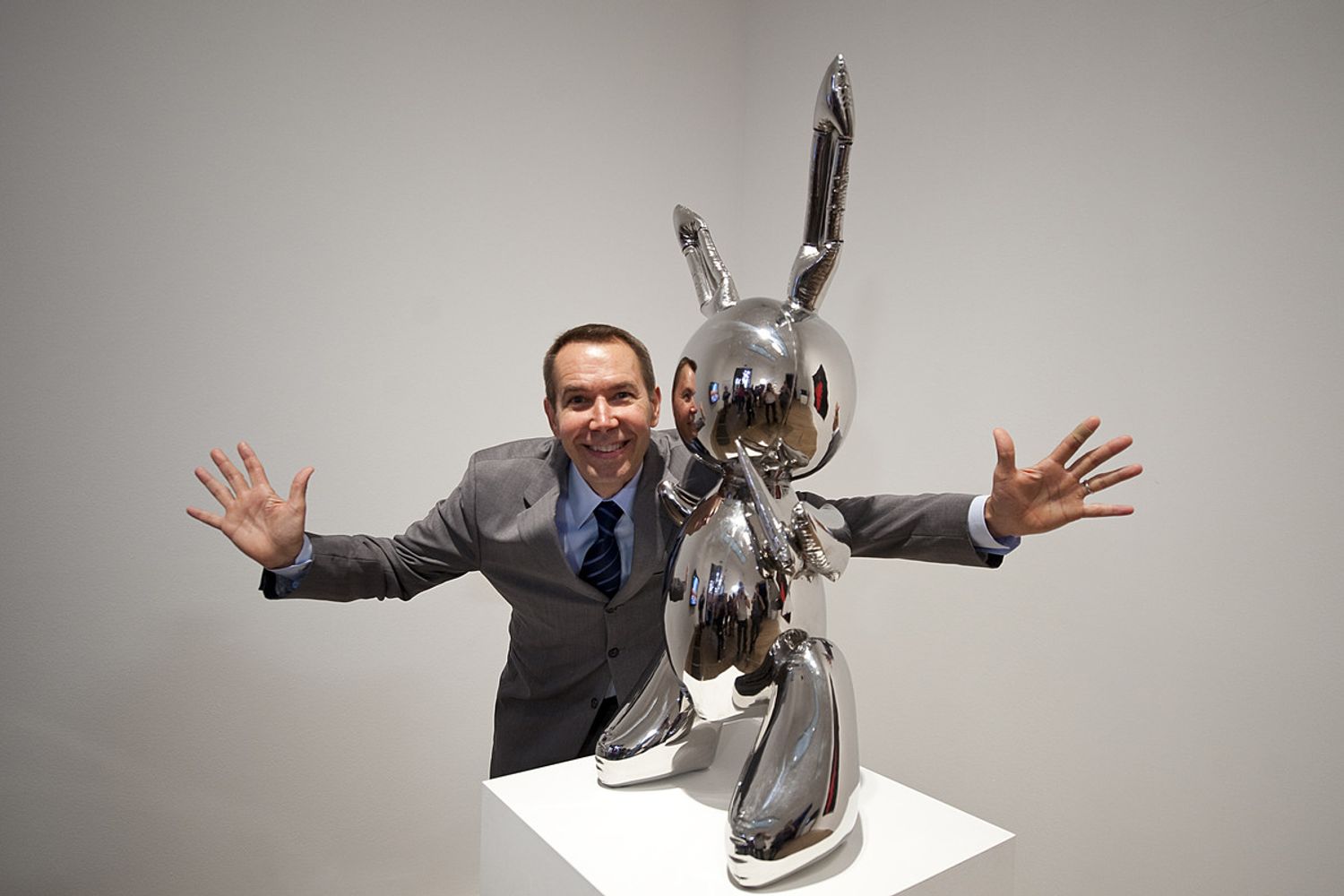 &nbsp;Jeff Koons e il suo &quot;Coniglio&quot; (Ben Stansall/AFP)