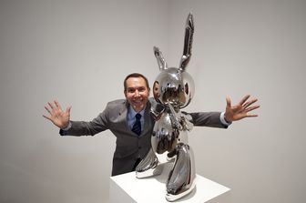 &nbsp;Jeff Koons e il suo &quot;Coniglio&quot; (Ben Stansall/AFP)