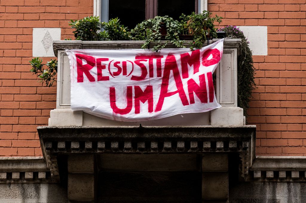 Milano, Lenzuola appese ai balconi con messaggi contro il Ministro dell'Interno Matteo Salvini&nbsp;