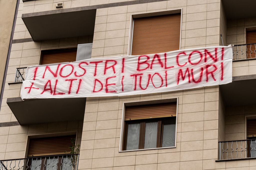 Milano, Lenzuola appese ai balconi con messaggi contro il Ministro dell'Interno Matteo Salvini&nbsp;