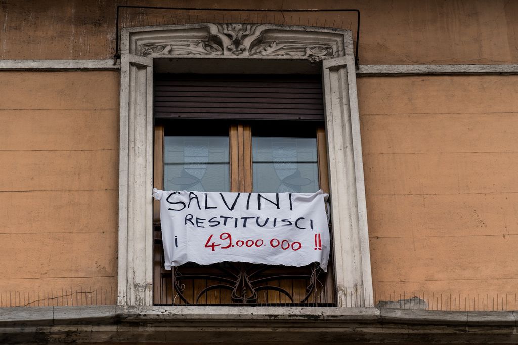 &nbsp;Milano, Lenzuola appese ai balconi con messaggi contro il Ministro dell'Interno Matteo Salvini