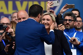 &nbsp;Matteo Salvini e Marine Le Pen alla manifestazione di chiusura a Milano della campagna elettorale delle europee 2019 (Miguel Medina/AFP)