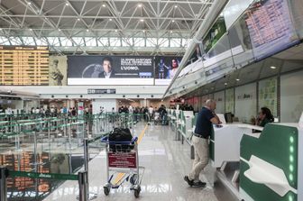I banchi del check-in di Alitalia a Fiumicino durante uno scipero