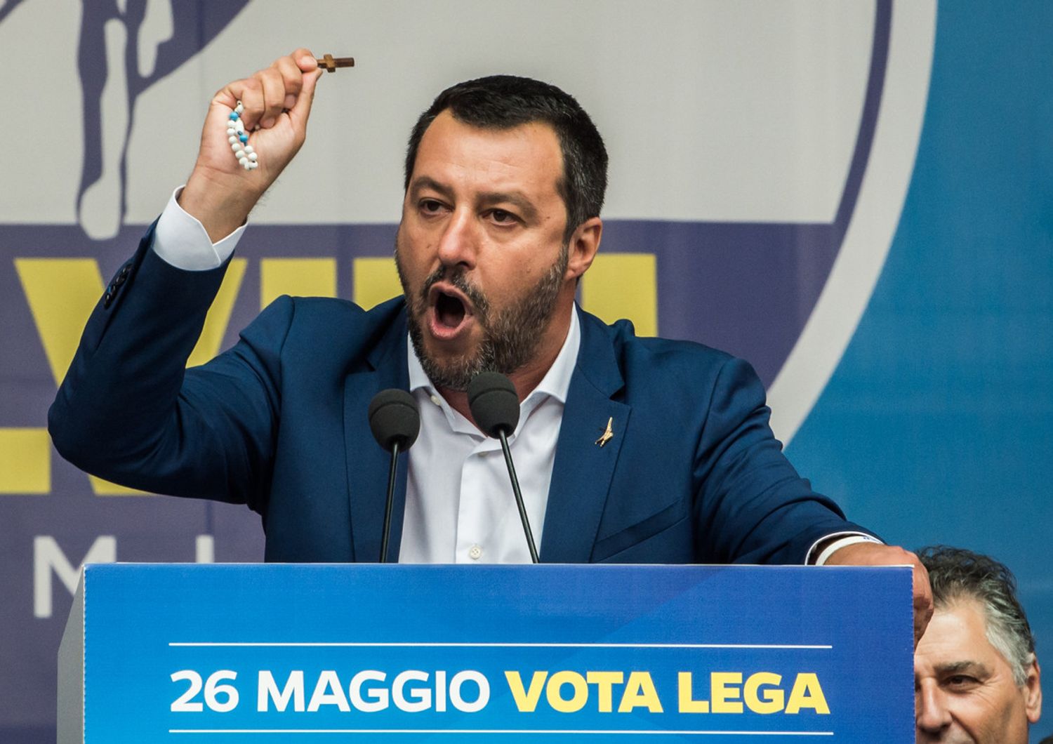 Salvini brandisce il rosario durante la manifestazione dei sovranisti a Milano