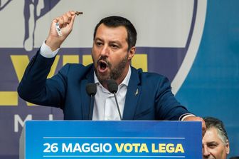 Salvini brandisce il rosario durante la manifestazione dei sovranisti a Milano