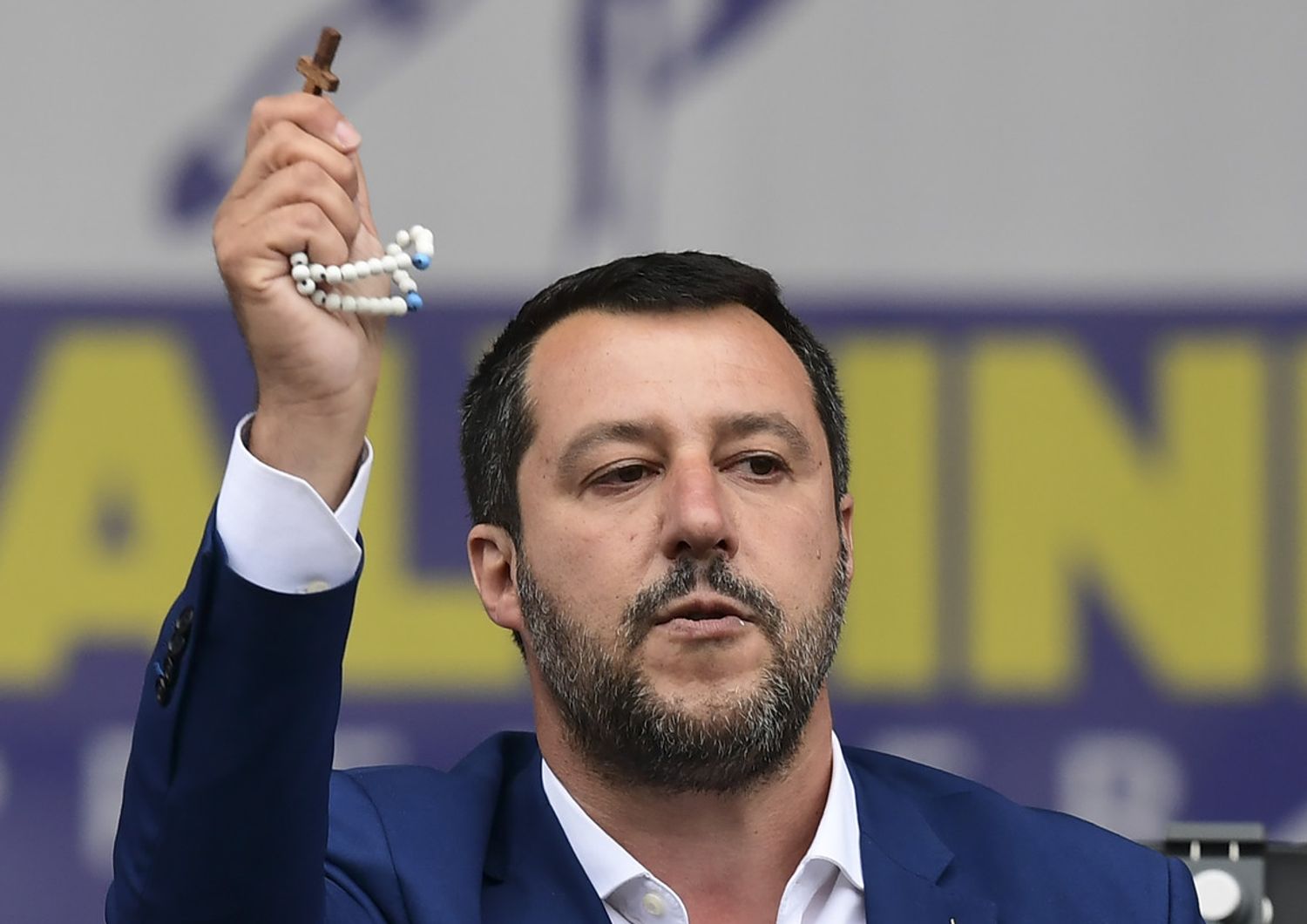 Salvini mostra il rosario durante un comizio a Milano