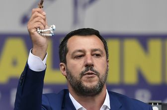 Salvini mostra il rosario durante un comizio a Milano