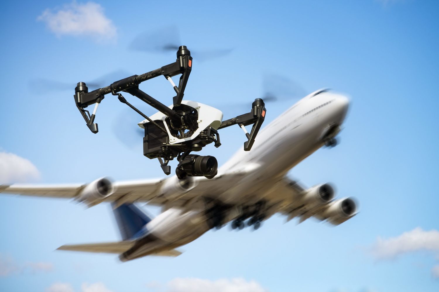 Un drone fotografato mentre un aereo gli passa dietro&nbsp;