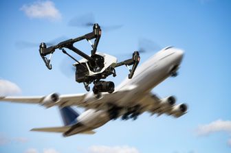 Un drone fotografato mentre un aereo gli passa dietro&nbsp;
