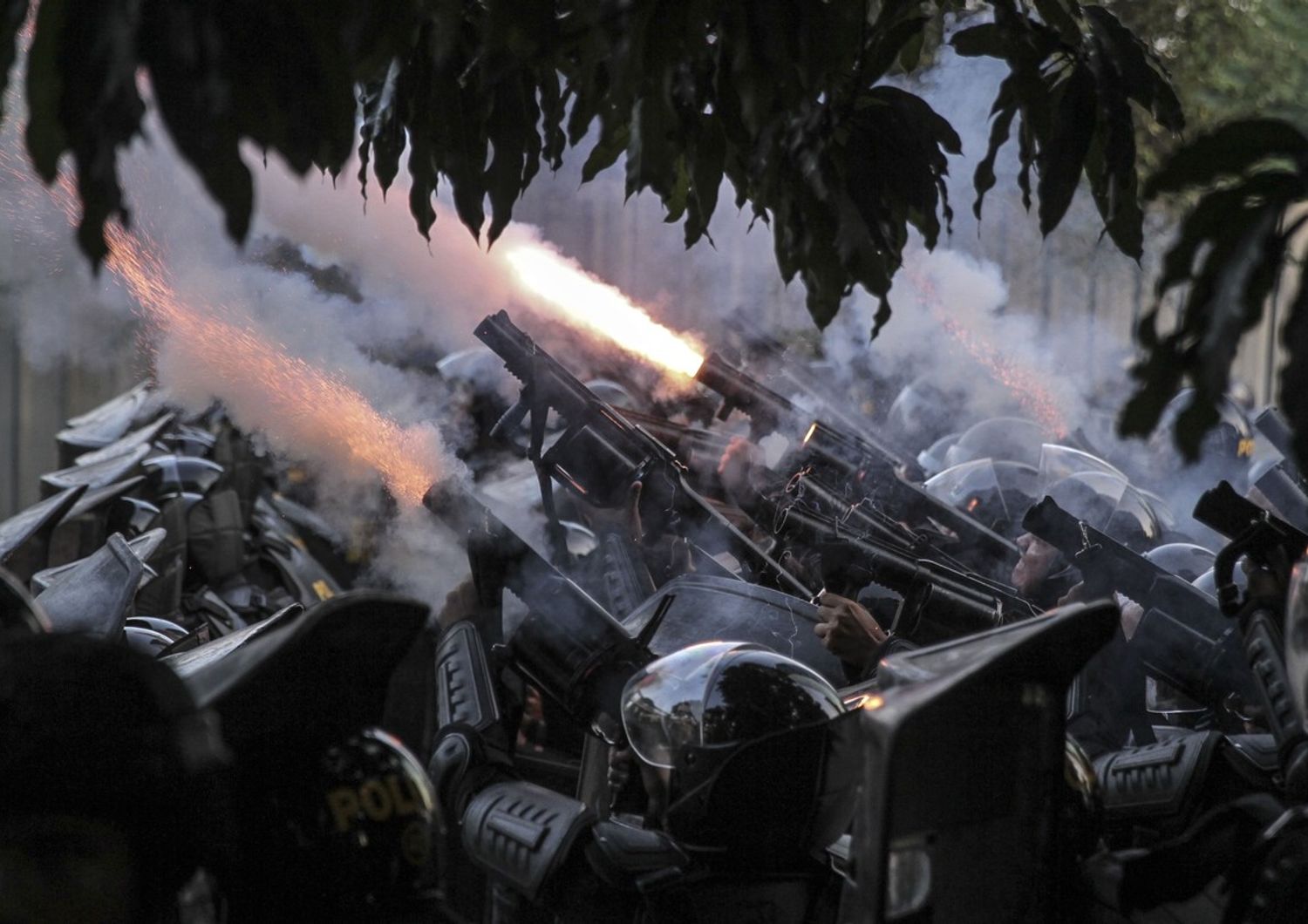 Lacrimogeni lanciati dalla polizia durante gli scontri dopo il voto in Indonesia