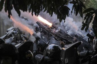 Lacrimogeni lanciati dalla polizia durante gli scontri dopo il voto in Indonesia
