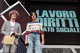 Lodo Guenzi e Ambra Angiolini sul palco del Concertone del primo maggio