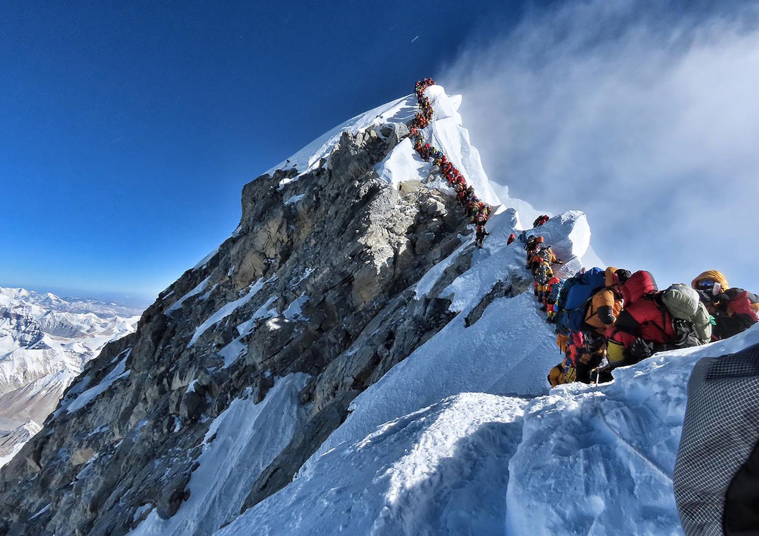 Scalatori in attesa di raggiungere la cima del Monte Everest, foto scattata il 22 maggio&nbsp;