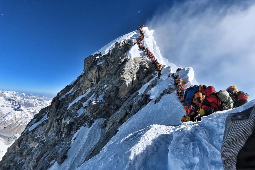 Scalatori in attesa di raggiungere la cima del Monte Everest, foto scattata il 22 maggio&nbsp;