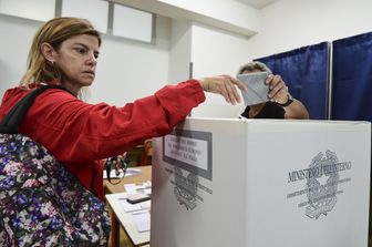 Una donna al voto per le Europee 2019 a Milano