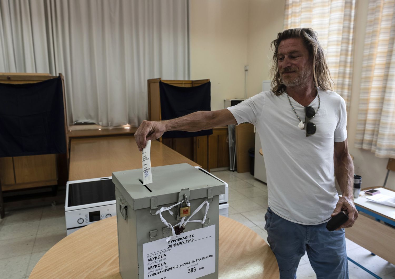 Un elettore turco cipriota alle urne a Cipro&nbsp;