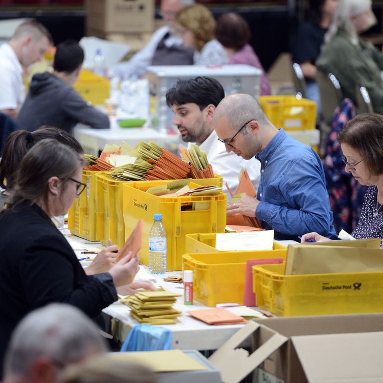 Raccolta delle schede elettorali per voto via posta