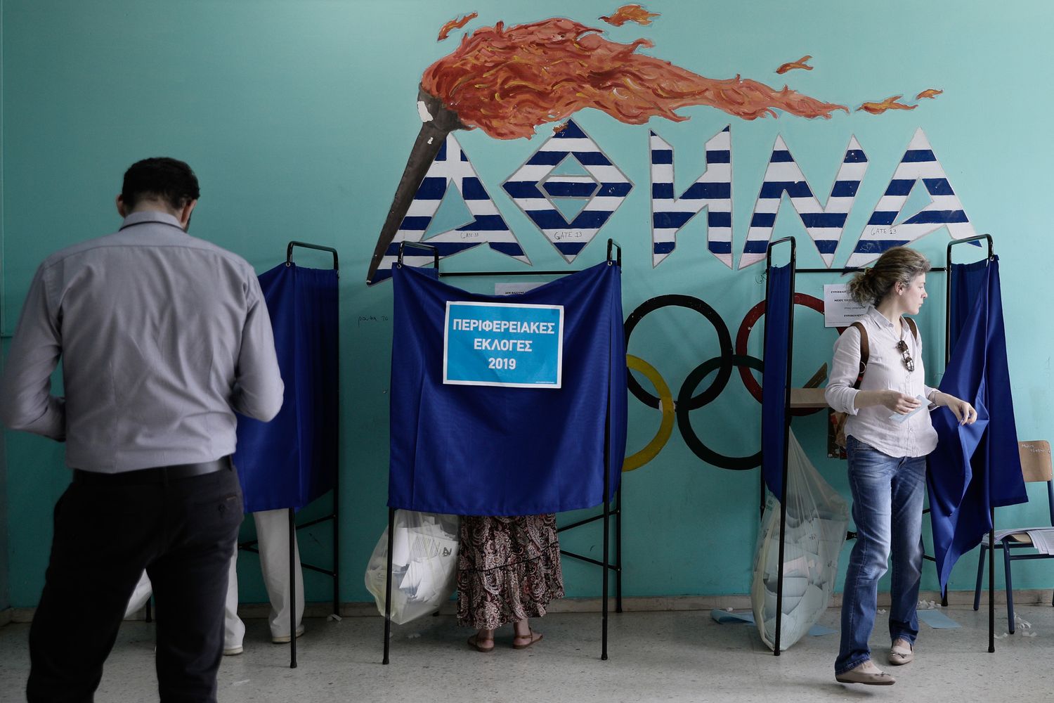 Un seggio elettorale ad Atene per le Europee 2019