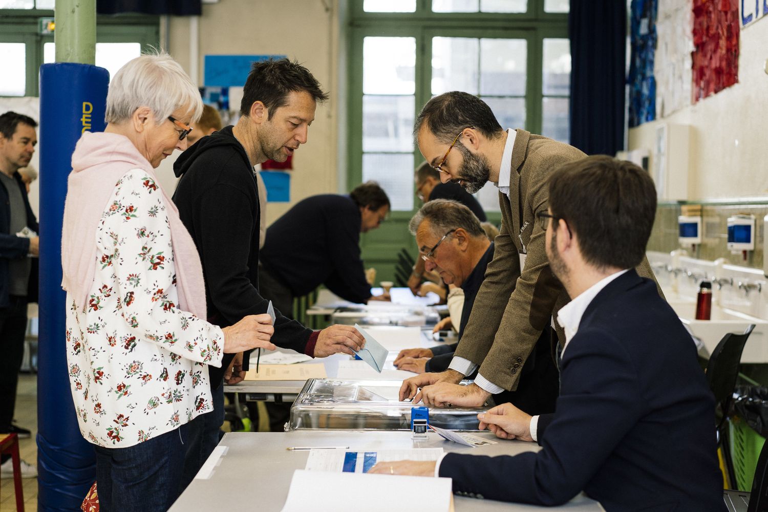 Le operazioni di voto in una sezione di Parigi per le Europee 2019