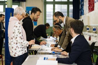 Le operazioni di voto in una sezione di Parigi per le Europee 2019