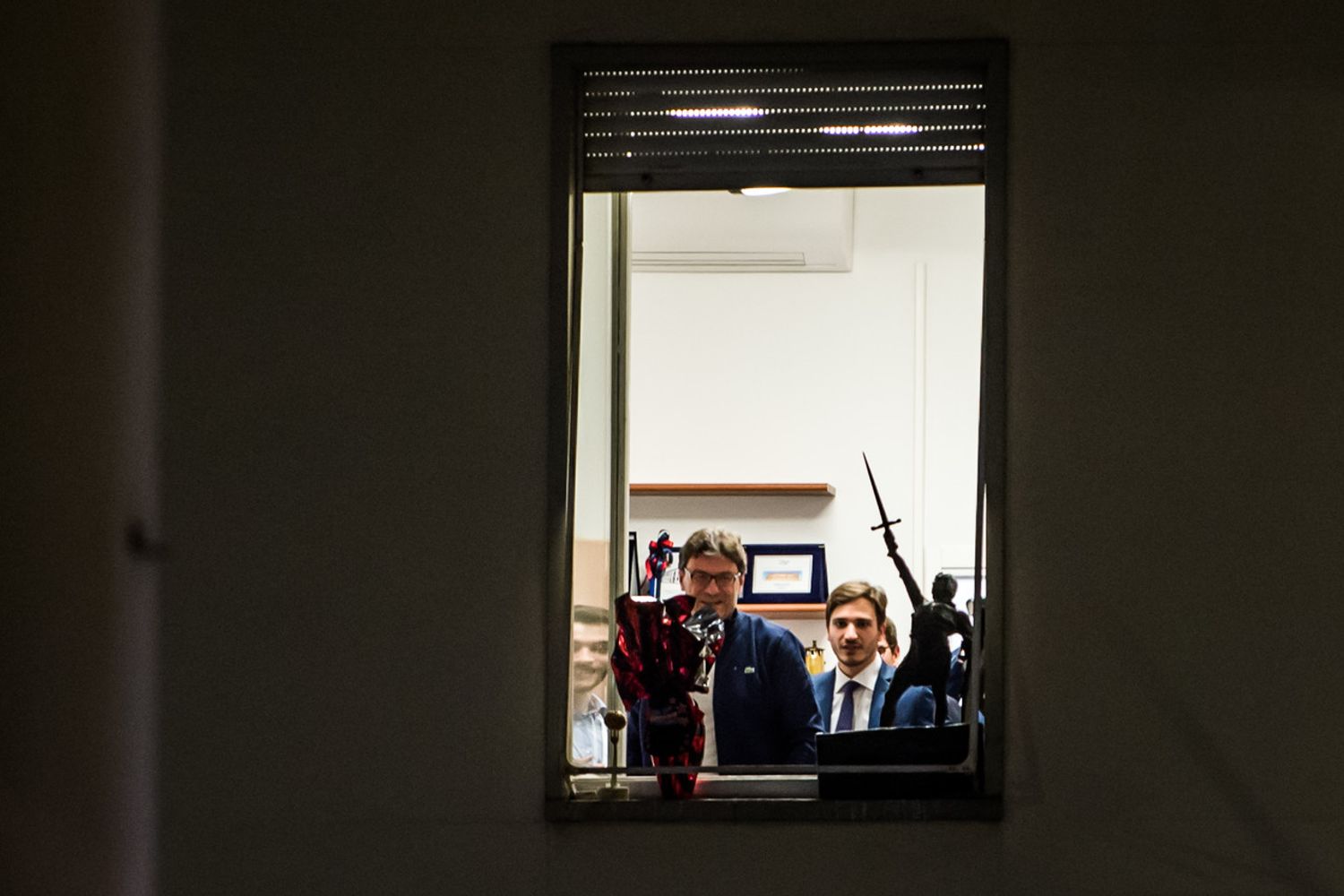 Nella sede Lega lo staff espone una statua di Alberto da Giussano e un uovo di Pasqua del Milan&nbsp;