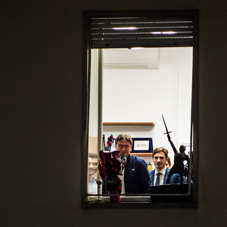 Nella sede Lega lo staff espone una statua di Alberto da Giussano e un uovo di Pasqua del Milan&nbsp;