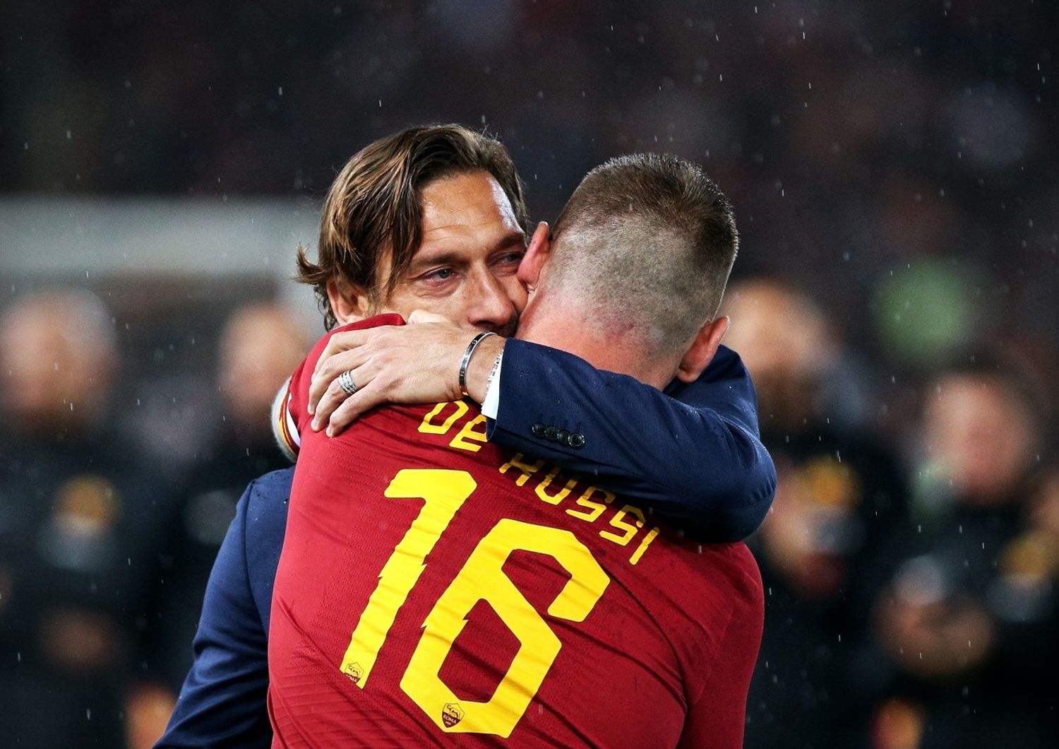 Daniele De Rossi abbraccia Francesco Totti durante la cerimonia di addio alla squadra
