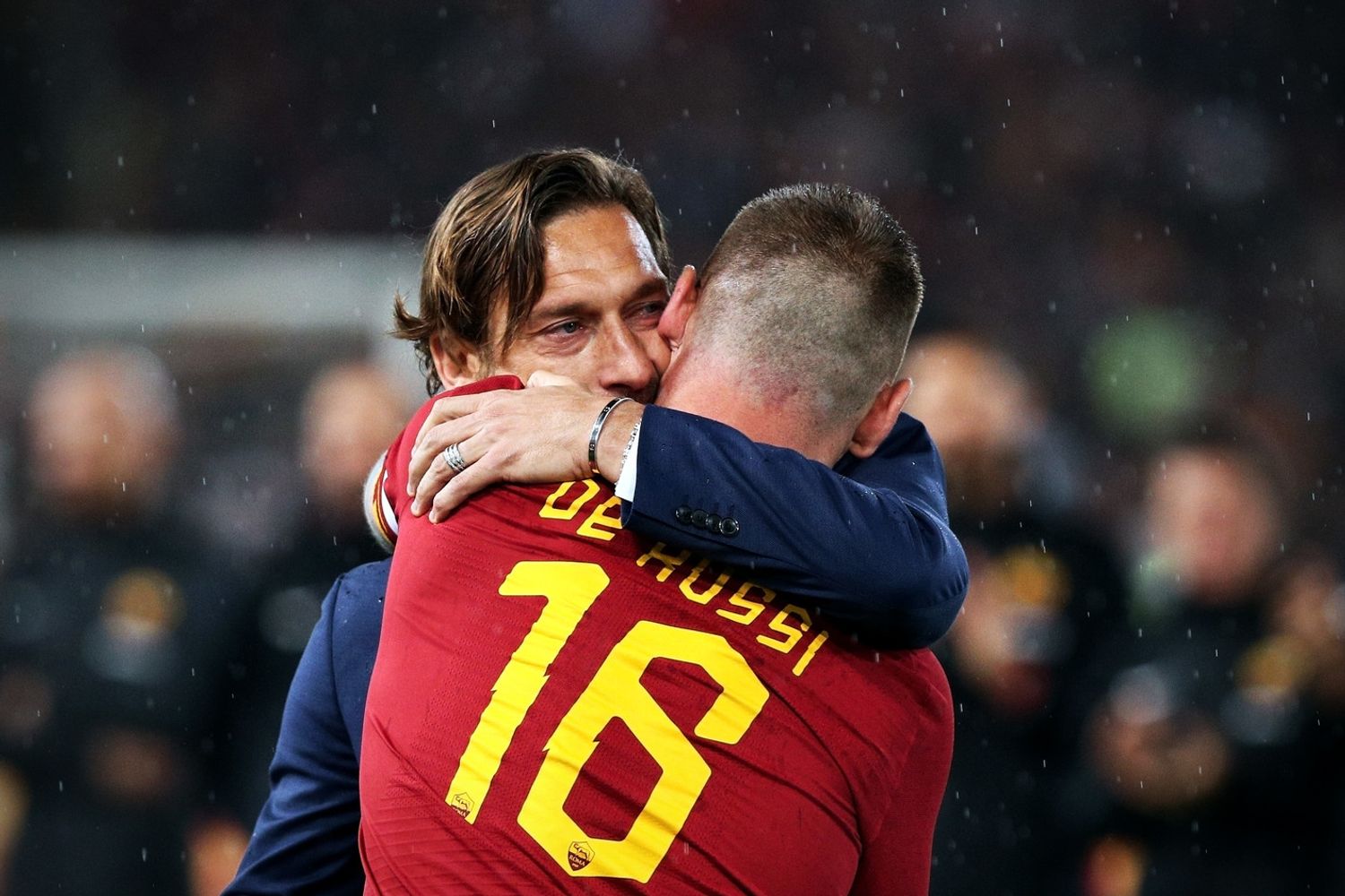 Daniele De Rossi abbraccia Francesco Totti durante la cerimonia di addio alla squadra