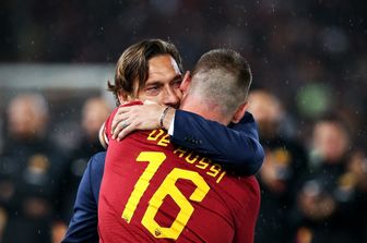 Daniele De Rossi abbraccia Francesco Totti durante la cerimonia di addio alla squadra