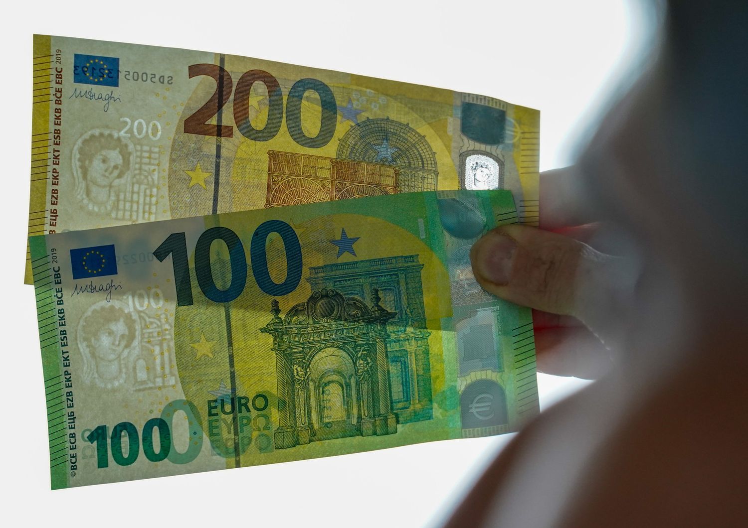 Nuove banconote da 100 e 200 euro