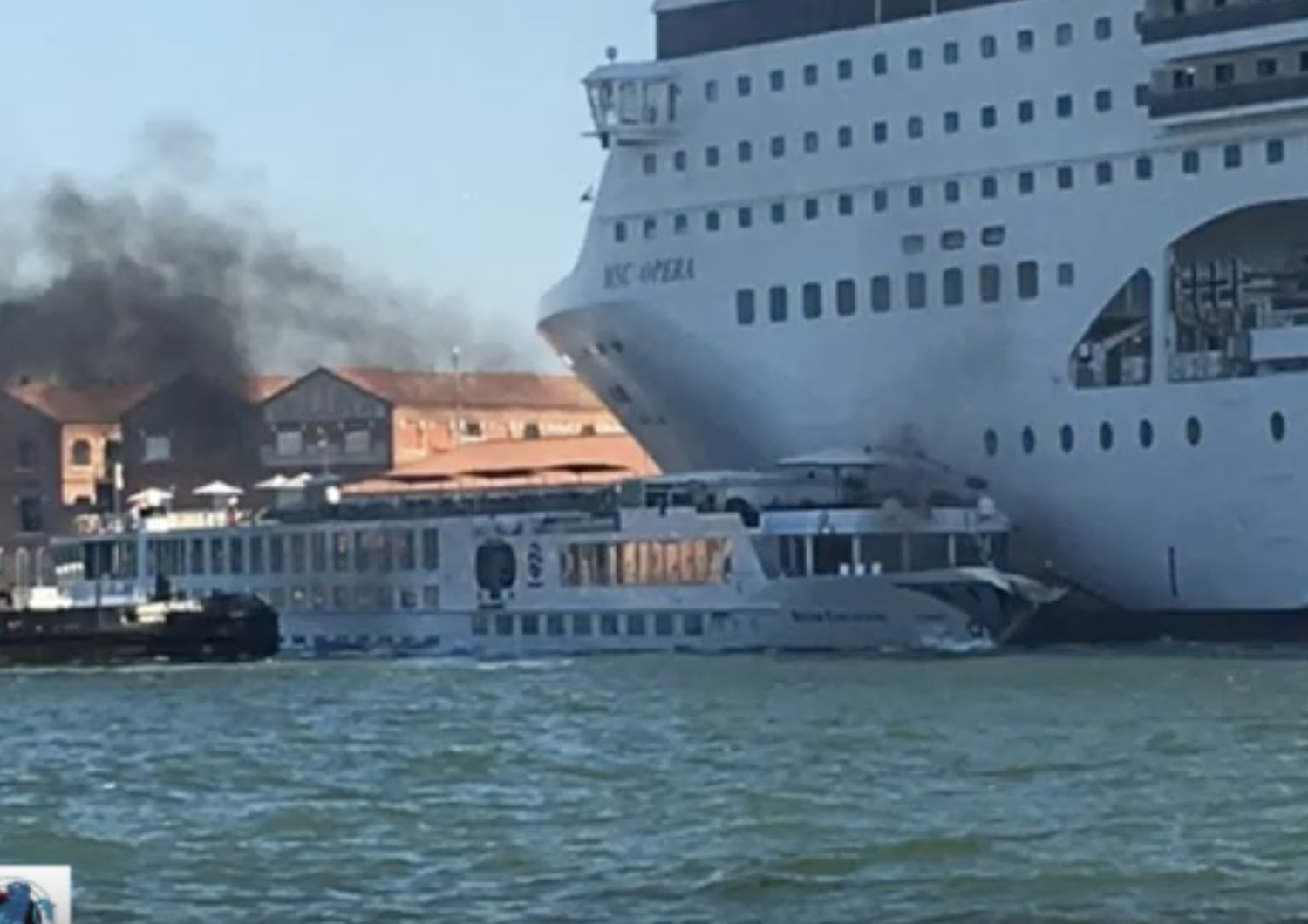 La nave da crociera Opera ha speronato un battello a Venezia