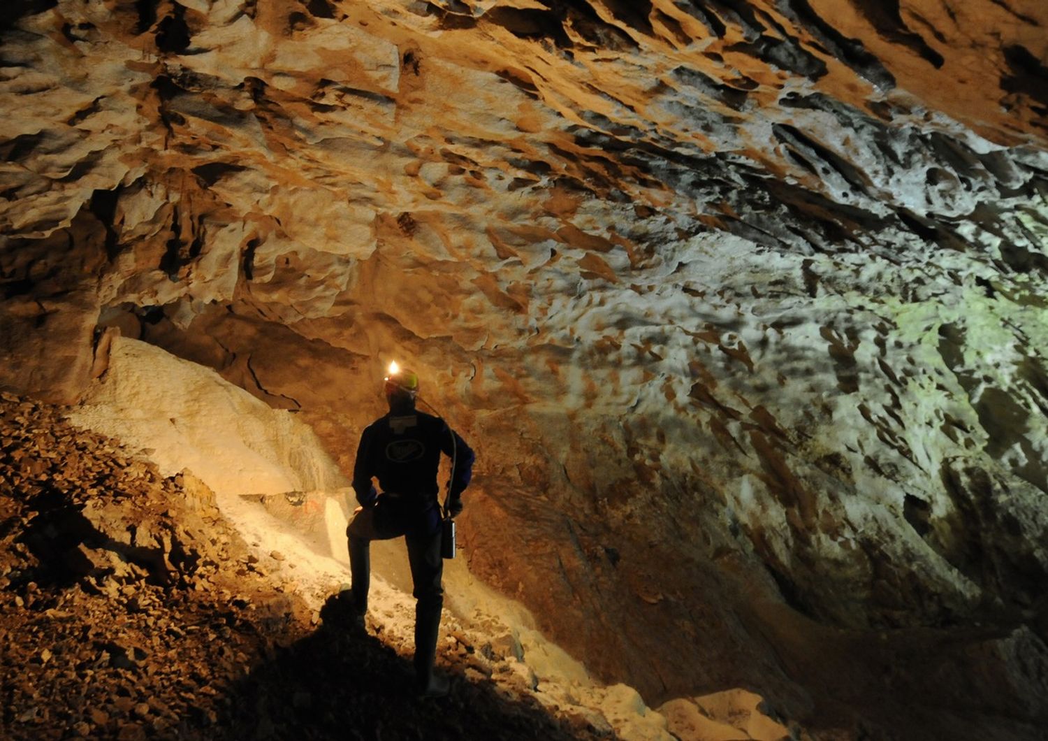 Uno speleologo in una grotta
