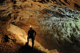 Uno speleologo in una grotta