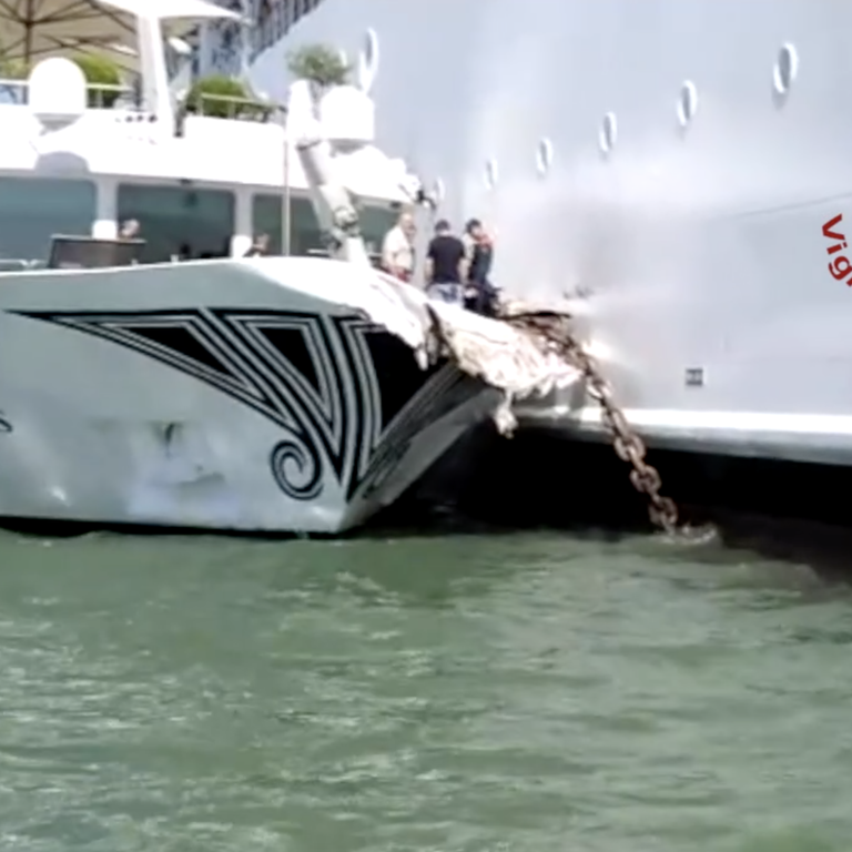 La 'River Countess' danneggiata dallo scontro con la Msc Opera