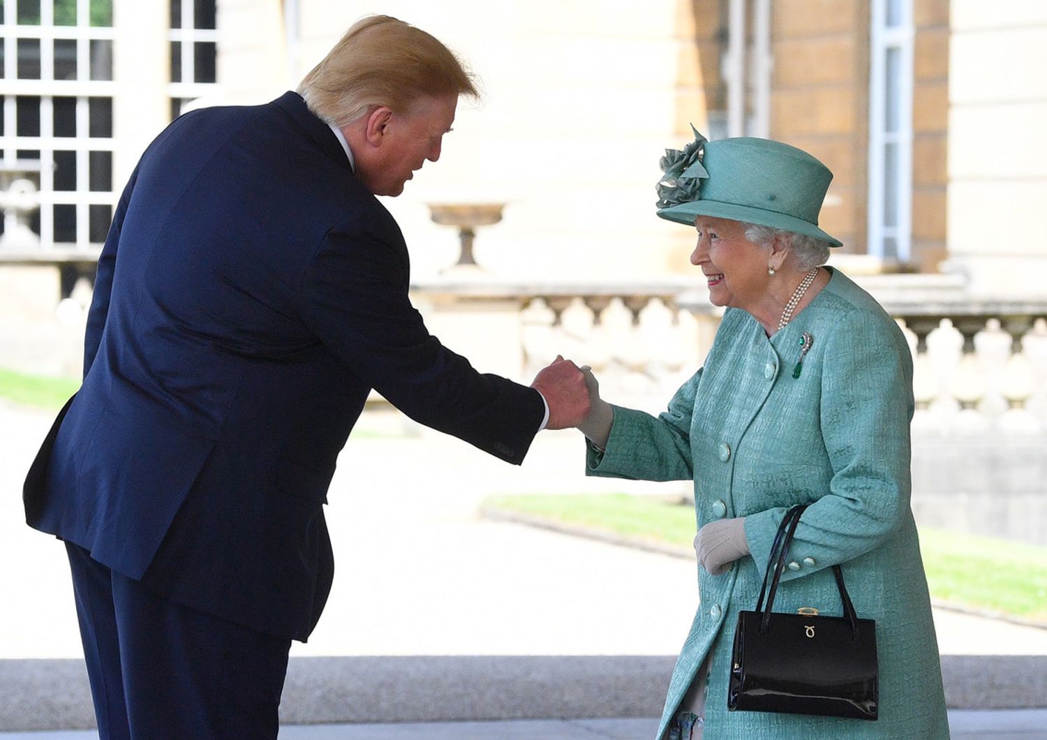 Donald Trump stringe la mano alla regina Elisabetta II