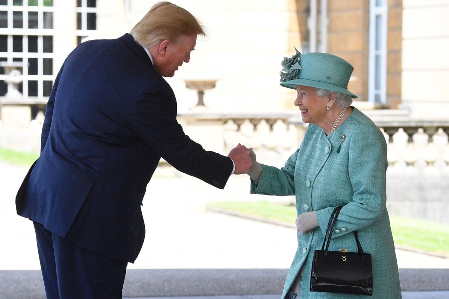 Donald Trump stringe la mano alla regina Elisabetta II