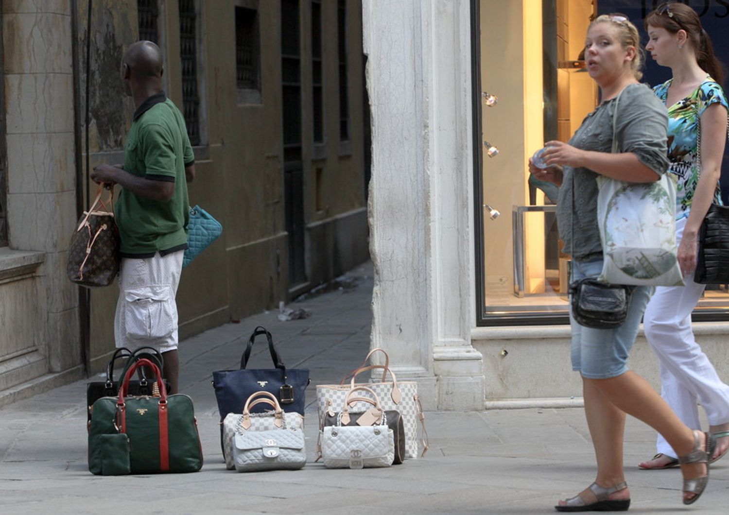 Un ambulante a Venezia vende false borse griffate