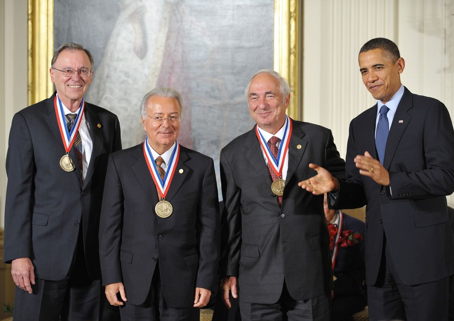 Da sinistra: &quot;Ted&quot; Hoff, Federico Faggin e Stanley Mazor nel 2010 durante l'onorificenza ricevuta da Obama&nbsp;