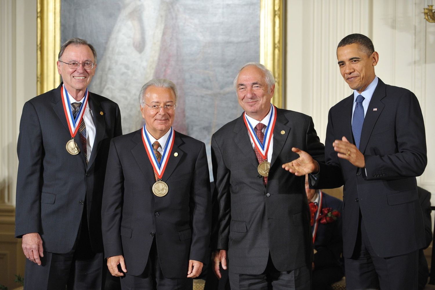 Da sinistra: &quot;Ted&quot; Hoff, Federico Faggin e Stanley Mazor nel 2010 durante l'onorificenza ricevuta da Obama&nbsp;