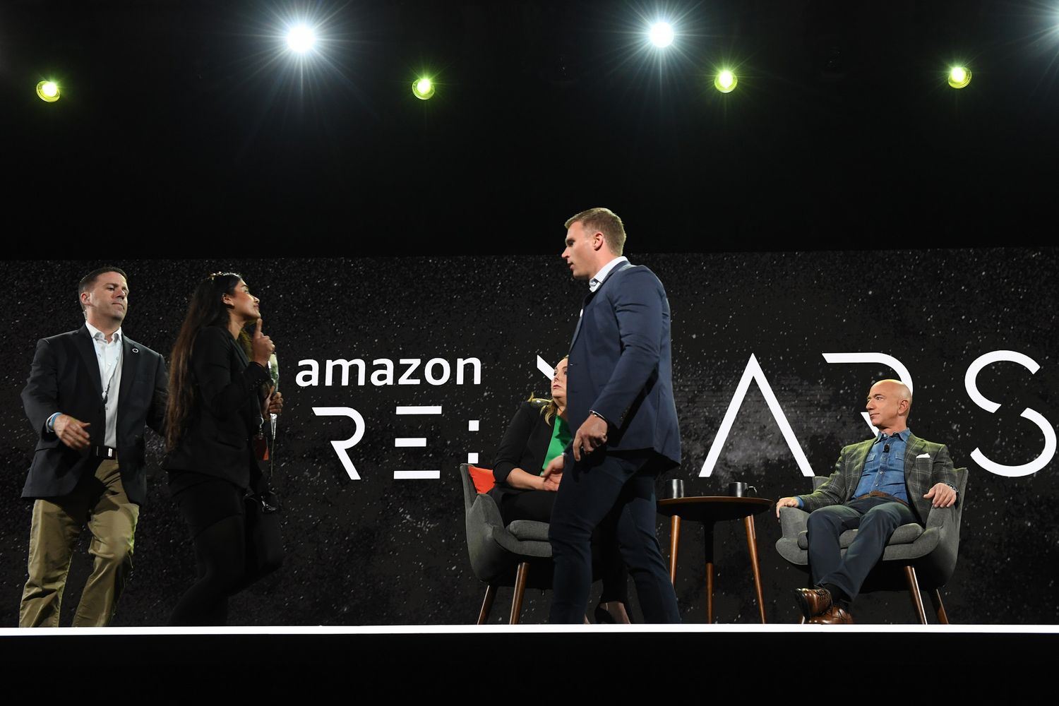 Attivista per i diritti degli animali interrompe Jeff Bezos durante Re:MARS&nbsp;