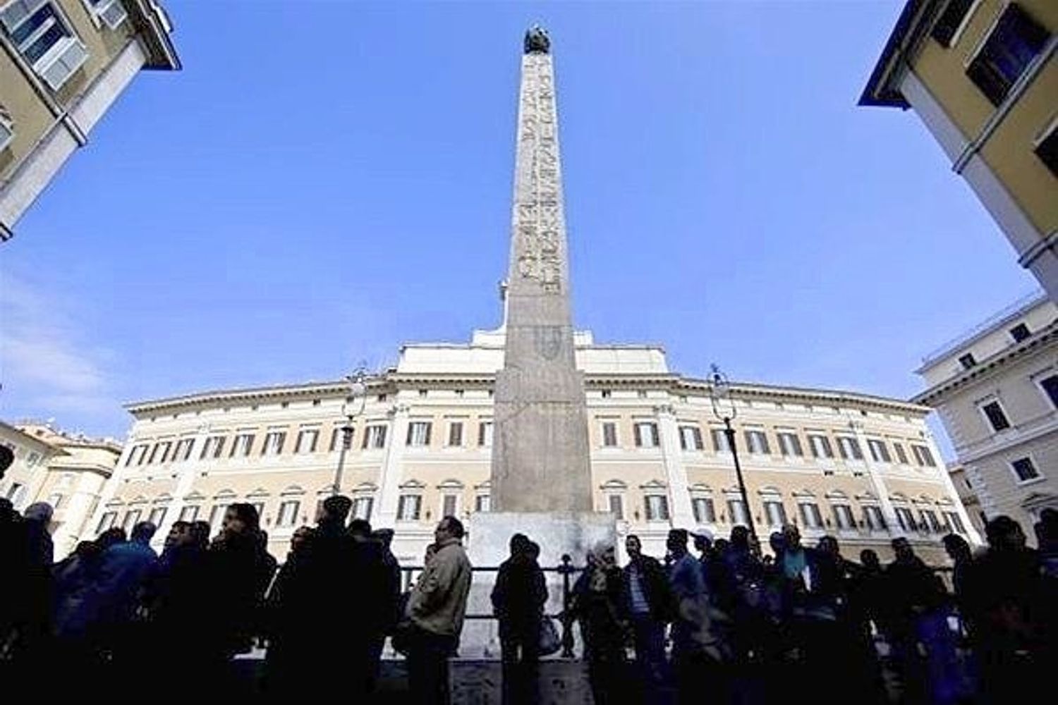 Sit-in davanti a Montecitorio per Radio Radicale