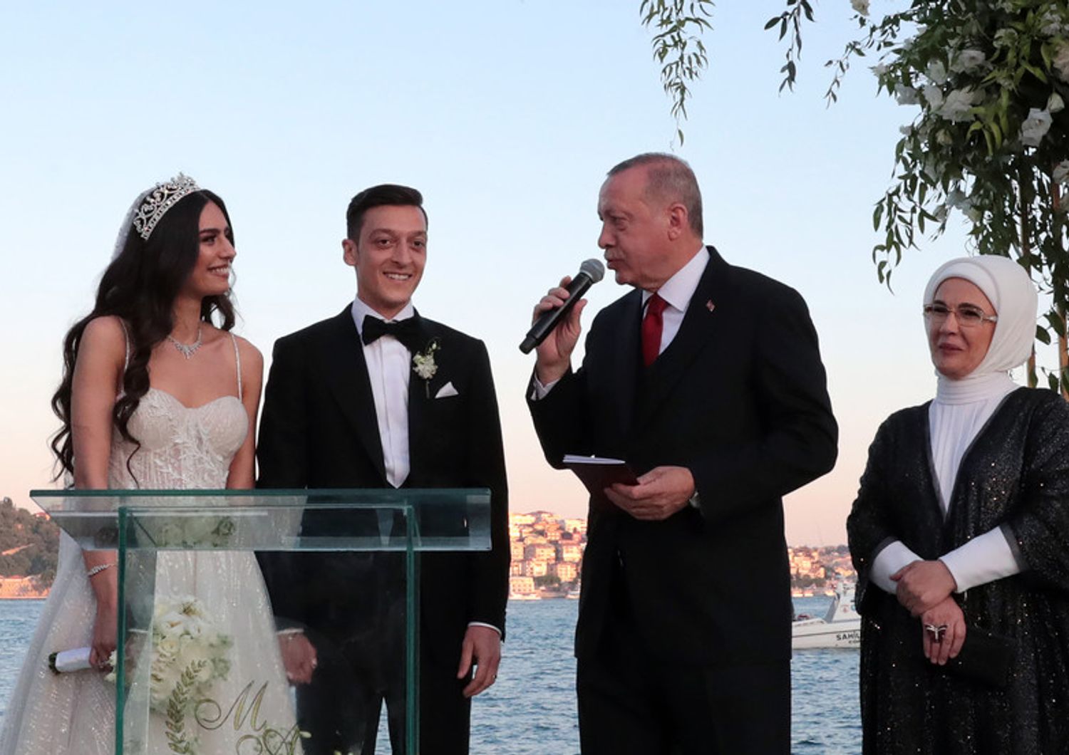 Ozil con la moglie ed Erdogan
