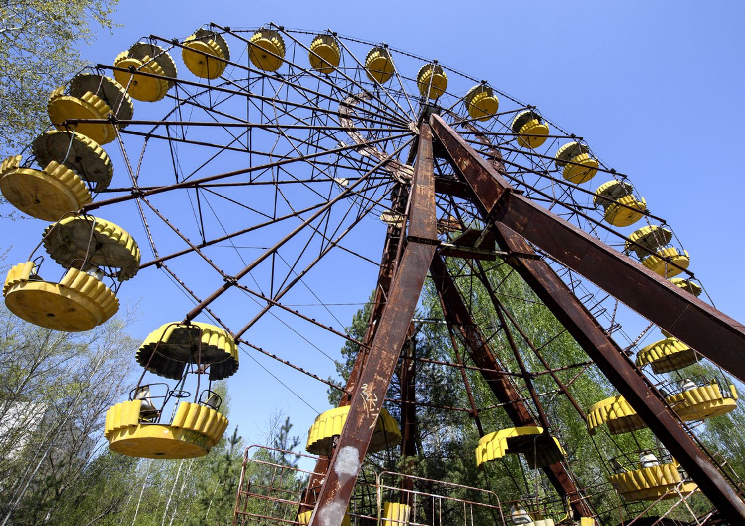 La ruota panoramica del parco giochi della citt&agrave; di Prypiat, evacuata dopo il disastro nucleare di Chernobyl