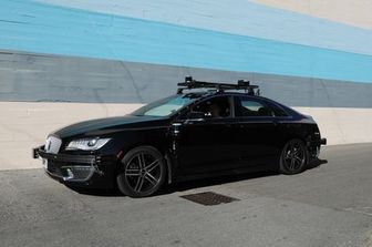 Una Lincoln a guida autonoma equipaggiata con il sistema Aurora